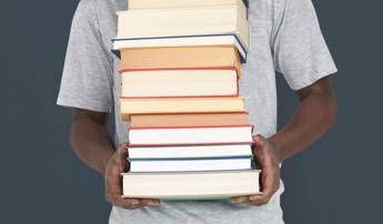 Giornata mondiale del libro, tutte le curiosità: dalla data del 23 aprile alla tradizione delle rose