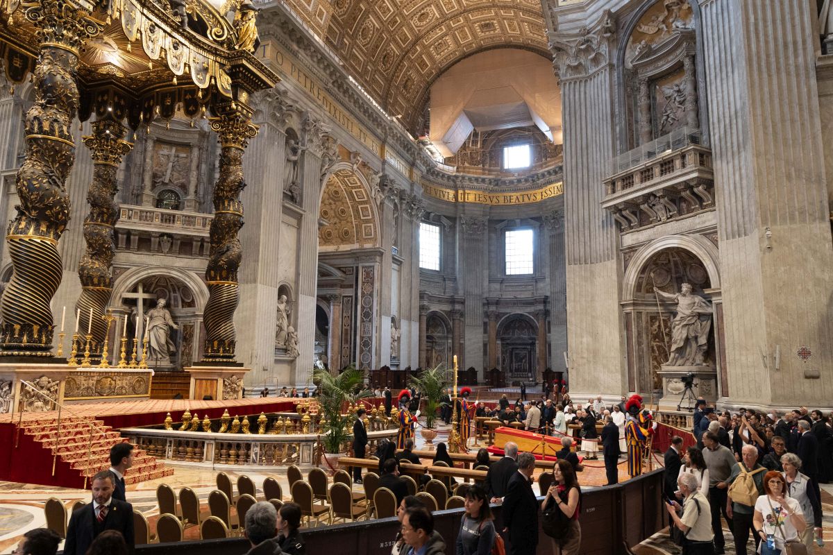 Papa, in 24 ore 50mila accessi alla basilica di San Pietro Papa, in 24 ore 50mila accessi alla basilica di San Pietro