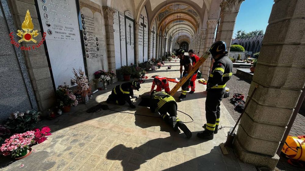 Cade in un loculo al cimitero di Fara Novarese, soccorso dai vigili del fuoco