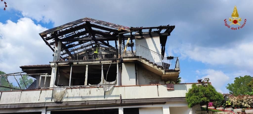 Incendio devastante distrugge abitazione a Cureggio