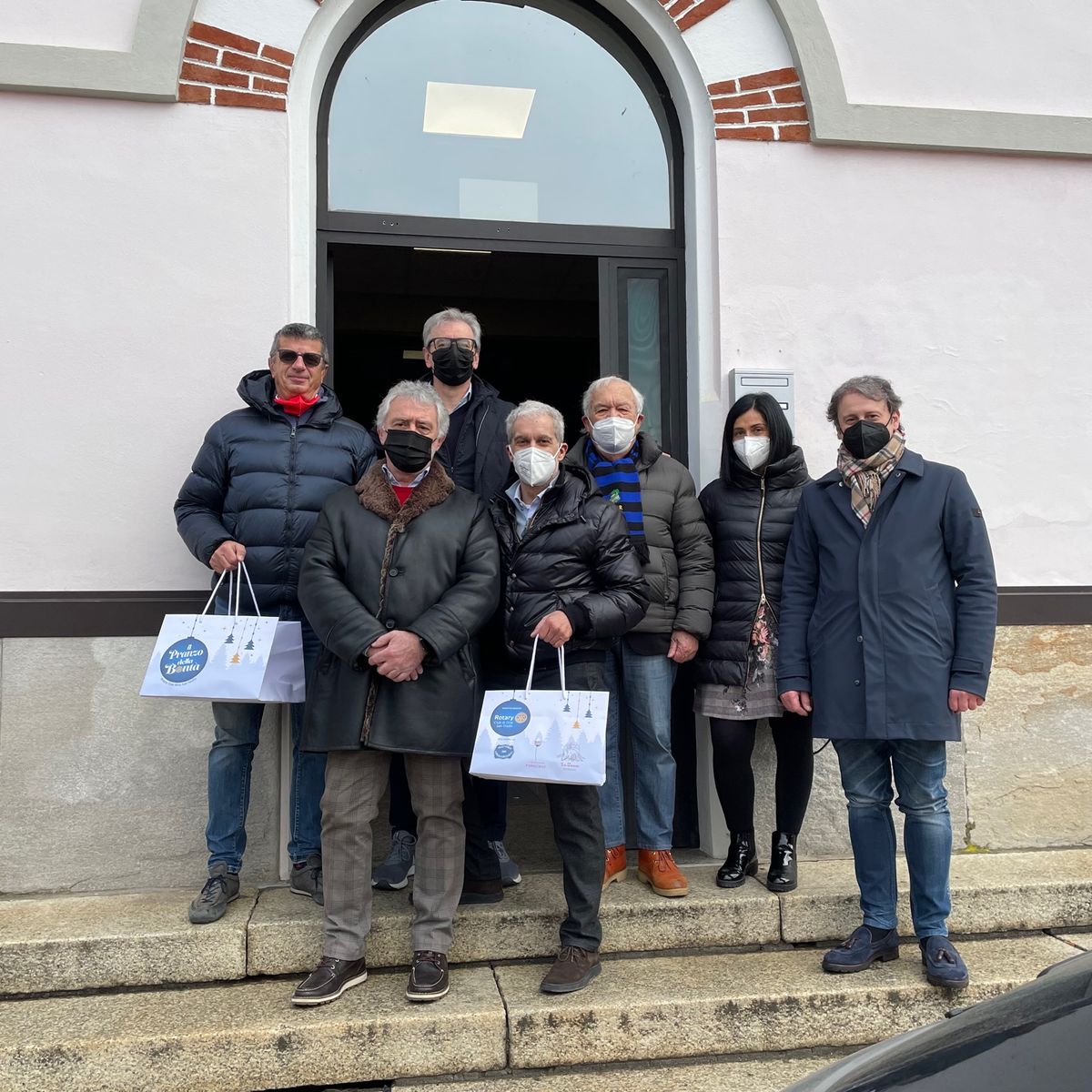 Continua l’impegno di solidarietà al territorio del Rotary club di Orta San Giulio con la consegna di 100 pasti della bontà