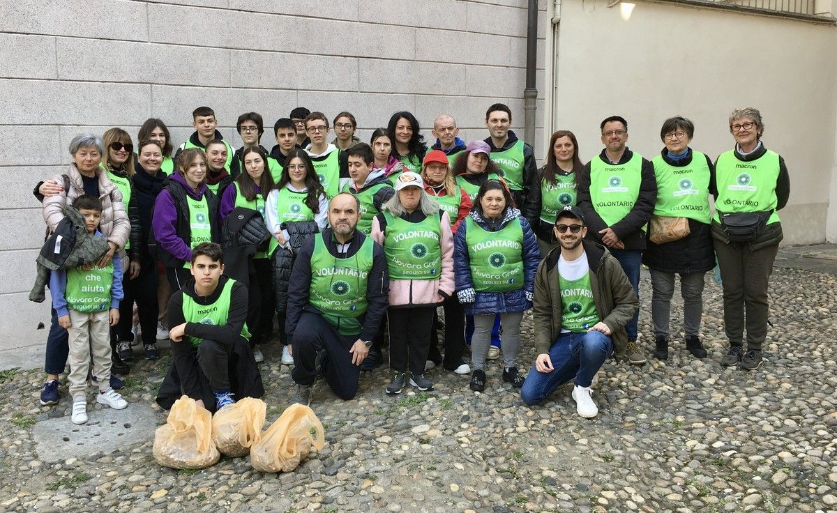 Novara Green lancia una campagna contro i mozziconi abbandonati e ripulisce il centro città
