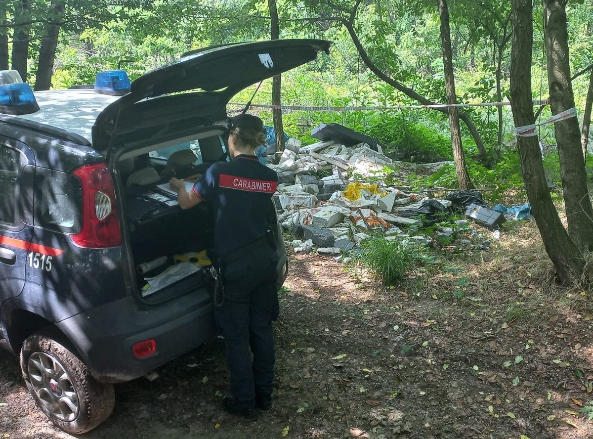 Denunciati per abbandono e gestione illecita di rifiuti: scoperte macerie edili in un bosco a Borgoticino Denunciati per abbandono e gestione illecita di rifiuti: scoperte macerie edili in un bosco a Borgoticino