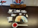 Dal nord ovest. In casa mezzo chilo di hashish e tre etti e mezzo di coca: arrestato un 25enne Dal nord ovest. In casa mezzo chilo di hashish e tre etti e mezzo di coca: arrestato un 25enne