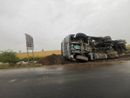 Code infinite al semaforo del cantiere: automobilista lo getta nel campo