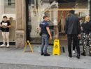 Furto con "spettacolo" poco dopo le 12,30 allo store di Zara in via Rosselli a pochi metri dal municipio. Furto con "spettacolo" poco dopo le 12,30 allo store di Zara in via Rosselli a pochi metri dal municipio.