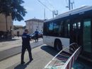 Galliate, autobus travolge le sbarre del passaggio a livello: traffico in tilt Galliate, autobus travolge le sbarre del passaggio a livello: traffico in tilt