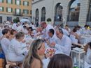 Arona, la Cena in Bianco illumina Piazza San Graziano: decima edizione tra eleganza, sorrisi e solidarietà