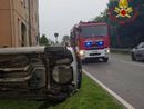 Borgomanero: veicolo colpisce il muro di una casa e si ribalta