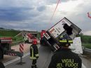Autoarticolato si ribalta sulla A26