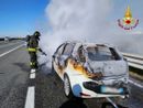 Auto in fiamme sulla A4: intervento dei Vigili del Fuoco di Novara Auto in fiamme sulla A4: intervento dei Vigili del Fuoco di Novara