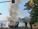 Novara, furgone in fiamme in via delle Americhe