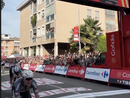 Vuelta, Philipsen vince la tappa di Novara e conquista la maglia rossa