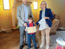 Il piccolo Damiano premiato come assiduo frequentatore della Biblioteca