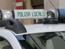 Aggredisce l'ex fidanzato in strada: interviene la polizia locale