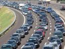 Bollino rosso sulle strade: traffico intenso e divieti per i veicoli pesanti nel weekend di Ferragosto