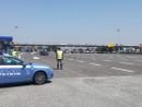 Alla guida di un carro attrezzi con una patente falsa, multa e denuncia a piede libero