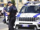 Ruba alimenti e alcolici dal supermercato minacciando il titolare per non pagare: denunciato in Liguria un turista novarese
