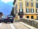 Minaccia con una mazza da baseball un turista novarese, denunciata una 50enne di Villa