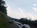 Incidente in autostrada, auto si ribalta in mezzo alla carreggiata