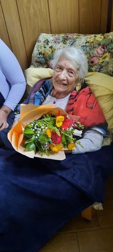 ‍L’omaggio dell’amministrazione alla mamma e nonna trecatese Francesca Caviggioli