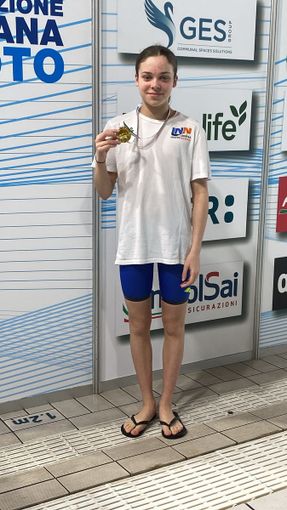 Poker di ori per Emma Crepaldi agli italiani giovanili di nuoto