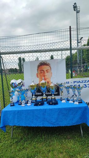 L’a.c. “Idoli” vincitrice della ventesima edizione del memorial calcistico “Claudio Fenderico”