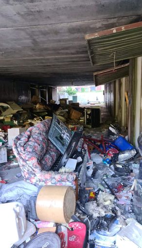 Discarica e degrado nell'area delle autorimesse di via Casorati