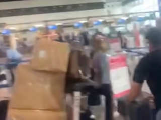 Il fuggi fuggi a Malpensa ripreso da un video postato sul web Il fuggi fuggi a Malpensa ripreso da un video postato sul web