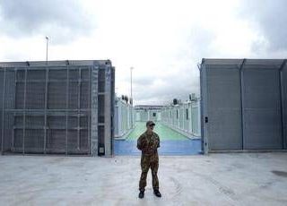 Migranti, la svolta Ue su rimpatri e Paesi sicuri: cosa cambia adesso