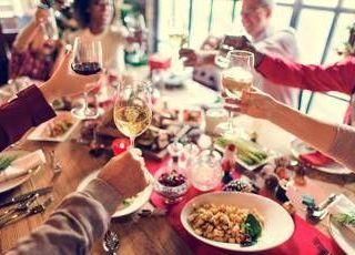 Cenare presto d'inverno, il consiglio del medico: "Ecco perché è meglio"