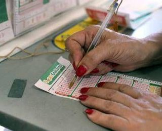Superenalotto, numeri combinazione vincente oggi 22 aprile