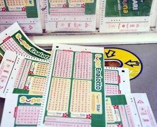 Superenalotto, numeri combinazione vincente oggi 12 aprile