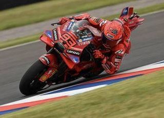 MotoGp, ancora pole Marquez in Qatar. Caduta per Bagnaia