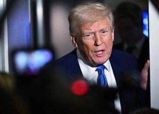 &quot;Rubano terre e uccidono i bianchi&quot;, Trump minaccia di disertare G20 in Sudafrica