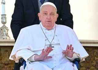 Papa Francesco migliora, Vaticano: &quot;Prolungati periodi senza ossigeno&quot;