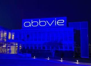 Giornata mondiale del Parkinson, AbbVie per 'Spark the night' si illumina di blu