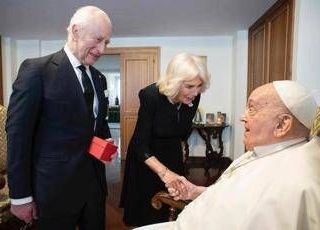 Papa Francesco, l'esperto: &quot;Imprudenza esporlo a persone e a sbalzi di temperature&quot;
