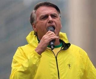 Bolsonaro ricoverato d'urgenza: &quot;Forti dolori addominali&quot;