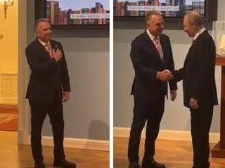 Mano sul cuore per salutare Putin, il gesto dell'uomo di Trump - Foto