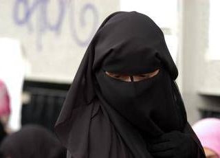 Costretta a portare il velo e picchiata, denunciati madre e nonno di una 14enne