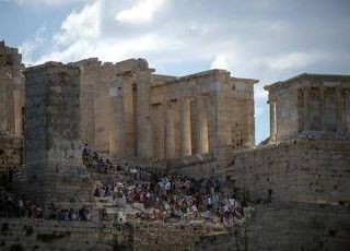 Esplosione ad Atene, scoppia ordigno davanti sede società ferroviaria