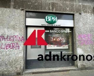 Corteo Pro Pal a Milano, scritta choc 'Spara a Giorgia' su filiale banca