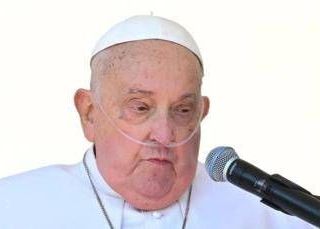 Papa Francesco, lo pneumologo: &quot;Uscire con l'ossigeno? Migliaia di persone lo fanno&quot;