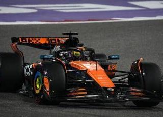 Gp Bahrain, pole Piastri con McLaren e Ferrari insegue: Leclerc terzo, Hamilton solo nono