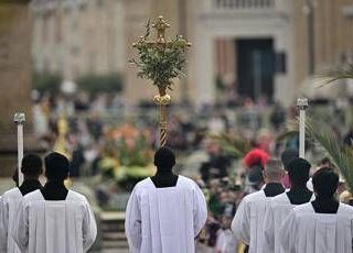 Papa, omelia per la Domenica delle Palme: &quot;Portiamo la croce di chi soffre accanto a noi&quot;