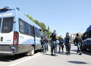 Torino, scontri con forze ordine durante rave party: feriti