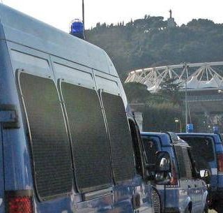 Derby Lazio-Roma, tensioni fuori Olimpico: lancio di bottiglie contro agenti