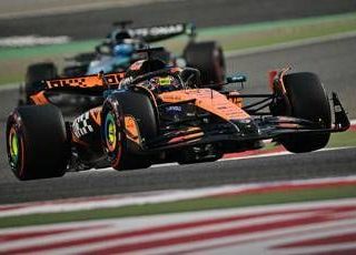 Gp Bahrain, Piastri trionfa con McLaren e Ferrari giù dal podio