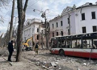 Ucraina, strage a Sumy. Usa: &quot;Russia ha superato ogni limite&quot;. Meloni: &quot;Vile attacco&quot;